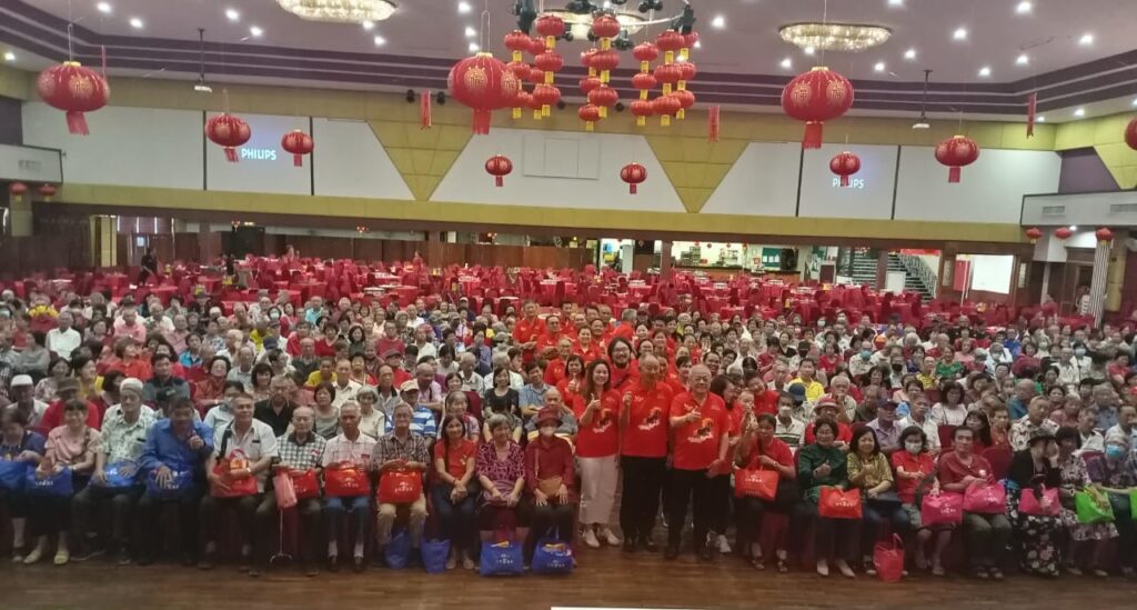 永昇有限公司于今天( 2 月 1 日 )，中午在王子剧院举办丙午马年新春派发乐龄红包活动